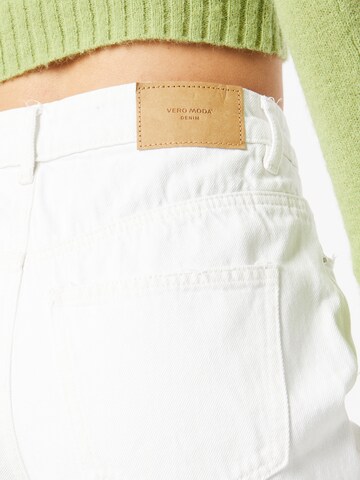 VERO MODA جينز واسع جينز 'Kithy' بلون أبيض