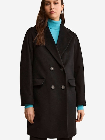 Il Lanificio Winter Coat in Black: front