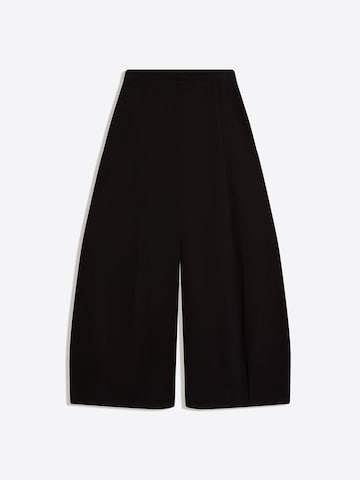 BershkaBaggy Hlače s naborima - crna boja