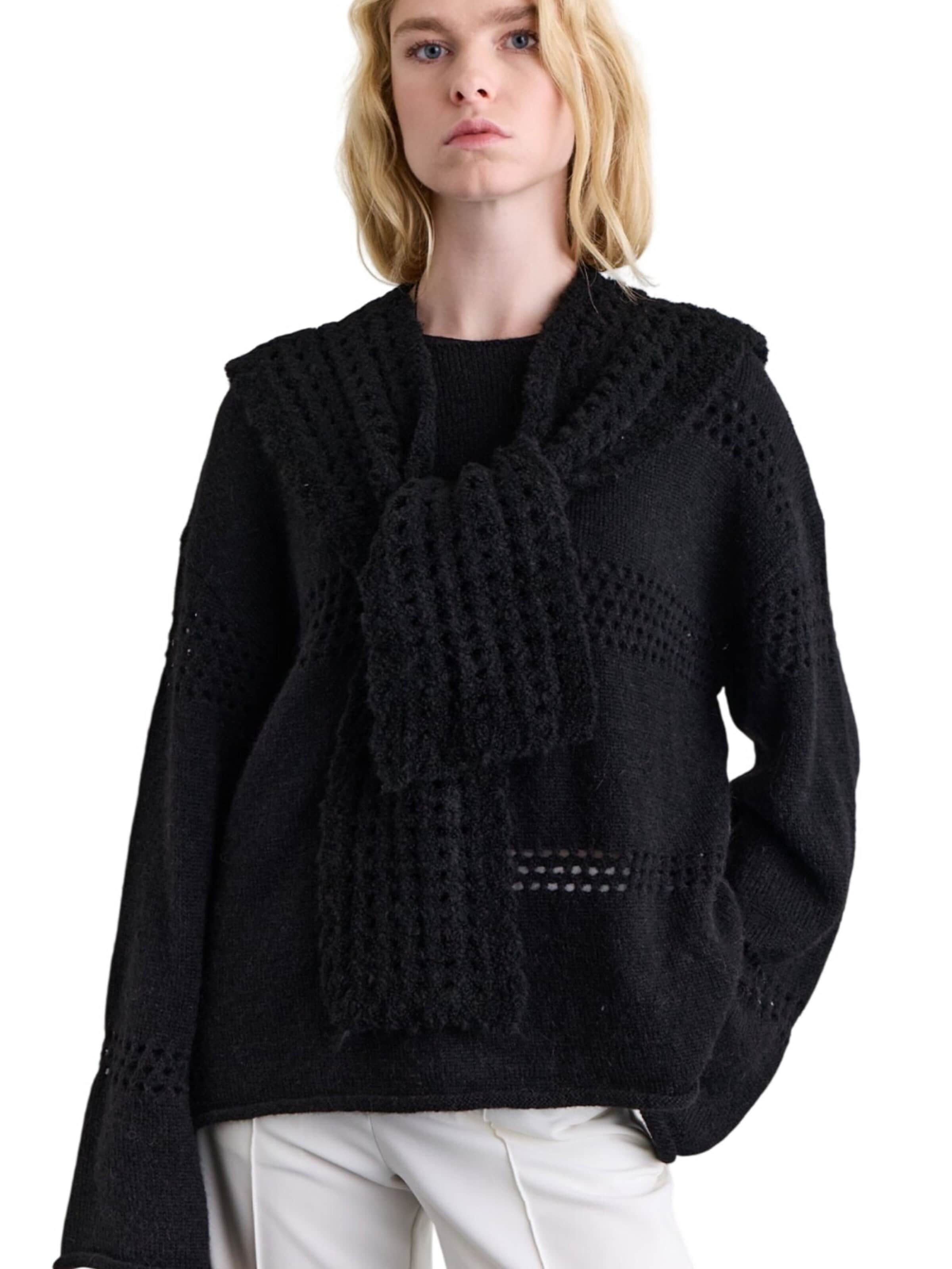 MANUKA Scarf in Black: front