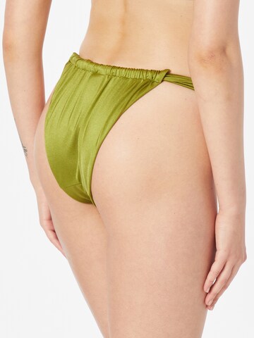 Slip costum de baie 'Palm' de la Hunkemöller pe verde