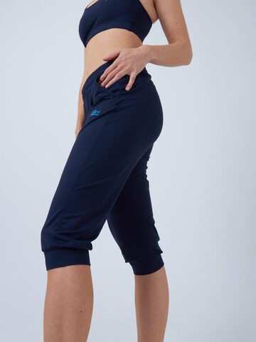 SPORTKIND Loosefit Sportbroek 'Caprihose mit Taschen' in Blauw
