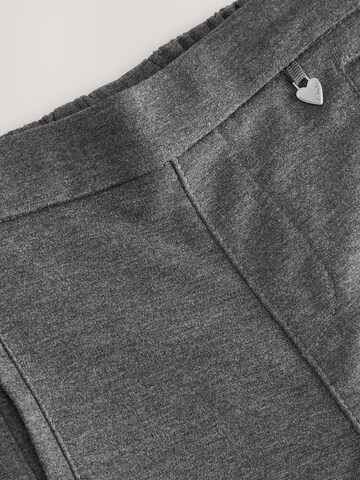 Evazați Pantaloni de la CLARKS pe gri