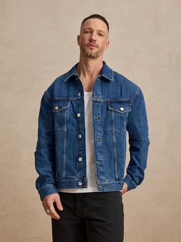 DAN FOX APPAREL Φθινοπωρινό και ανοιξιάτικο μπουφάν 'Jakob' σε μπλε: μπροστά