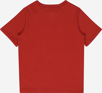 Tricou de la GAP pe roșu