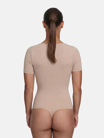 cfab (formerly creamy fabrics) - Body moldeador 'T-Shirt Bodysuit Sculpting Shapewear mit String' en beige