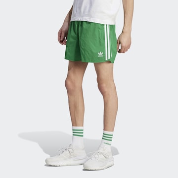 regular Pantaloni 'Adicolor Classics Sprinter' di ADIDAS ORIGINALS in verde: frontale