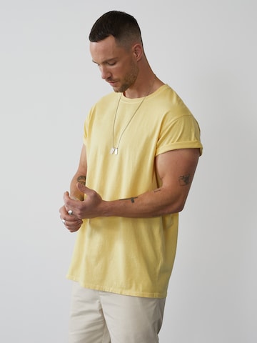 Coupe regular T-Shirt 'Luke' DAN FOX APPAREL en jaune : devant