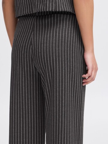 ICHI - Regular Calças chino ' IXKATE PINSTRIPED PA ' em cinzento