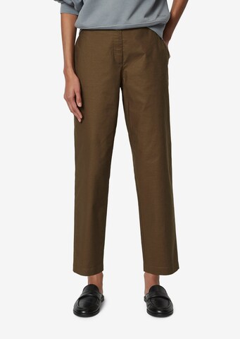 Marc O'Polo Tapered Chino Pants in Green: front