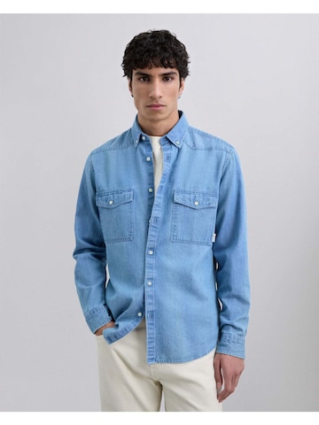 Coupe regular Chemise Scalpers en bleu : devant