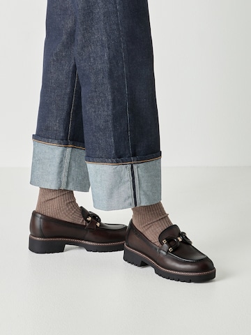 Chaussure basse Tamaris en marron : devant