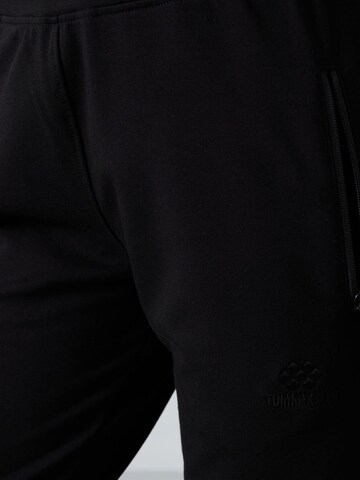 Regular Pantalon de sport 'Jogginghose' Tommy Life en noir
