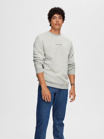 Sweat-shirt 'HANKIE' SELECTED HOMME en gris : devant