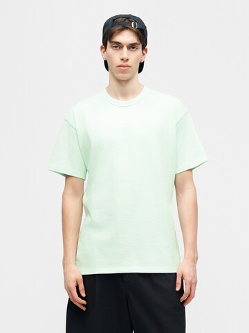 Nike Sportswear Μπλουζάκι 'PREM ESS' σε πράσινο: μπροστά