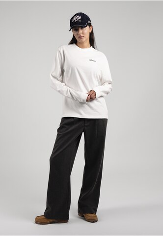 Prohibited - Camisa 'Après Ski' em branco: frente