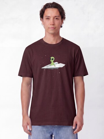 Maglietta 'Alien on a paper plane' di Watapparel in rosso: frontale