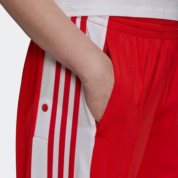 ADIDAS ORIGINALSLoosefit Hlače - crvena boja