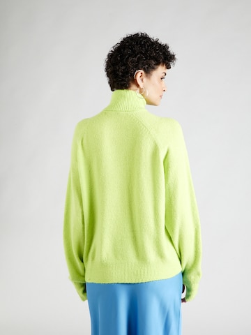 SOMETHINGNEW Sweater in Green