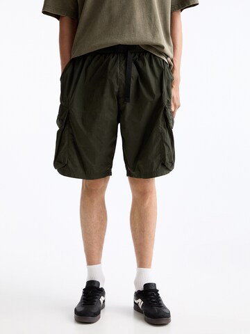 Regular Pantalon cargo Pull&Bear en vert : devant