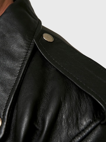 THE ODDS Tussenjas 'Carbon Matte Leather Jacket Men/ LMTD Edition' in Zwart: voorkant