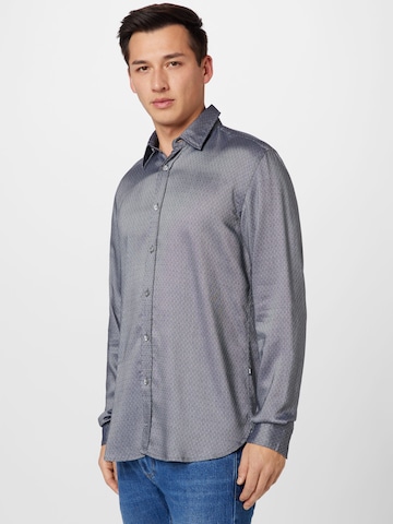 Coupe regular Chemise 'Roger' BOSS Black en bleu : devant