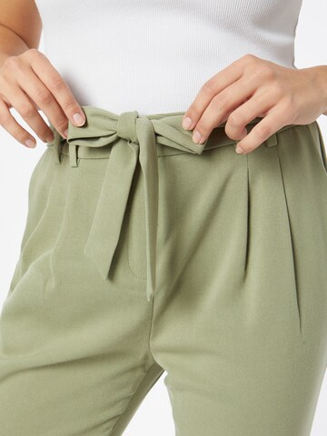 Tapered Pantaloni con pieghe di ESPRIT in verde