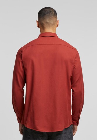 Urban Classics Regular fit Button Up Shirt in Red