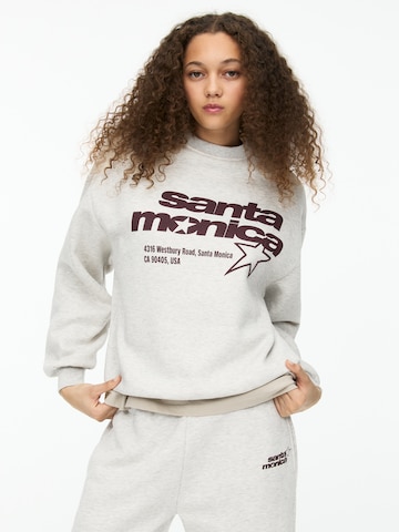 Pull&Bear Collegepaita värissä harmaa: etupuoli