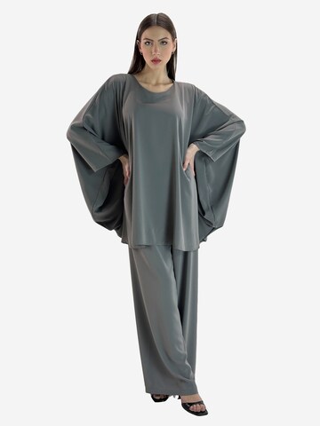 Elara Hausanzug in Grau: Vorderseite