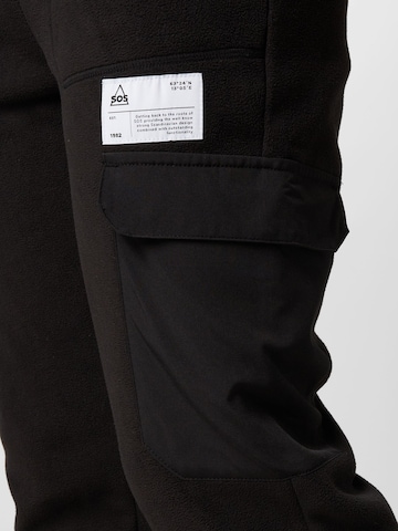 Tapered Pantaloni sport 'Laax' de la SOS pe negru