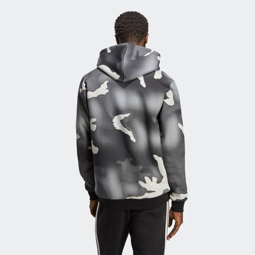 ADIDAS ORIGINALS Sweatshirt 'Graphics Camo Allover Print' i svart