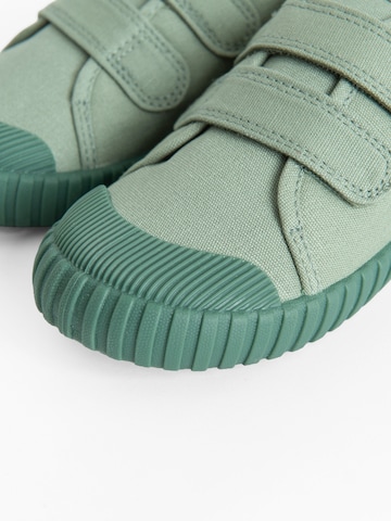 Sneaker de la Cool Club pe verde