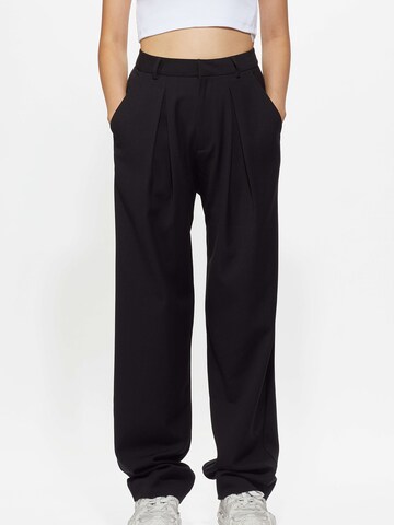 Young Poets Loose fit Pleat-Front Pants 'Elsa' in Black: front