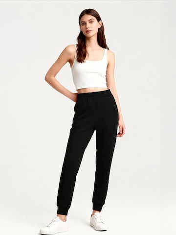 Effilé Pantalon de sport 'Jogginghose' Tommy Life en noir