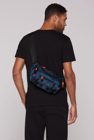 CAMP DAVID Crossbody Bag mit Label Prints in Blau: Vorderseite