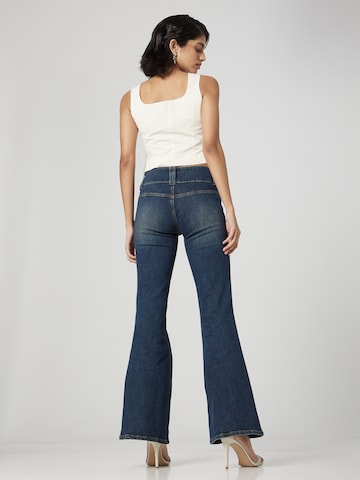 Bella x ABOUT YOU Flared Jeans 'Henrike' in Blue