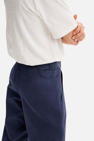 Desigual Normální Kalhoty se sklady v pase – modrá