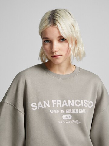 Sweat-shirt Bershka en gris