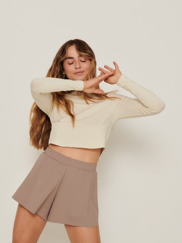 ABOUT YOU x Sofia Tsakiridou Wide Leg Shorts 'Holly' in Braun