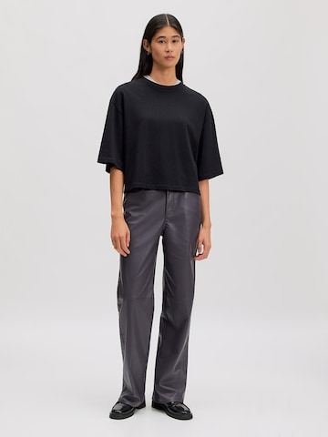 Tricou 'Enzo' de la EDITED pe negru