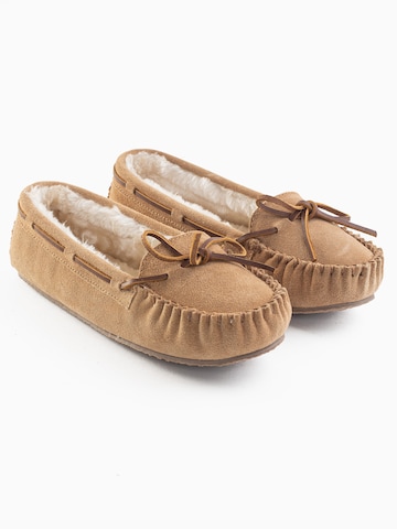 Minnetonka - Pantufa 'Cally' em castanho