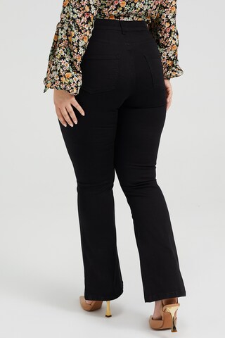 WE Fashion Flared Jeans in Schwarz