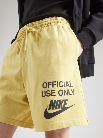 Nike Sportswear - Loosefit Pantalón 'CLUB OFFICIAL' en amarillo