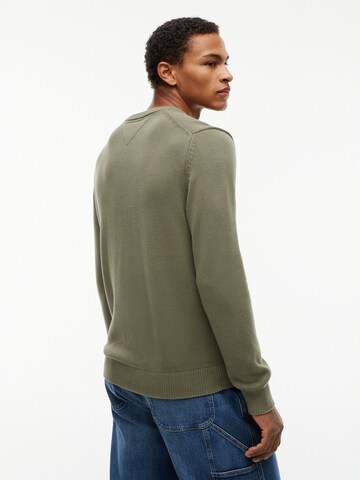 Tommy Jeans Sweater 'ESS' in Green