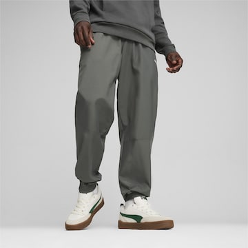 PUMA Tapered Sportbroek in Grijs: voorkant