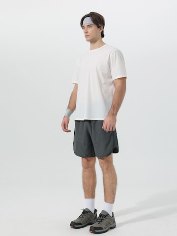 YOUTHUP Performance Shirt 'Hautluft' in White
