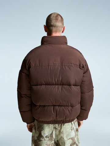 Bershka Zimní bunda – hnědá