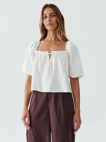 The Fated Blouse 'JOZIE' in White: front