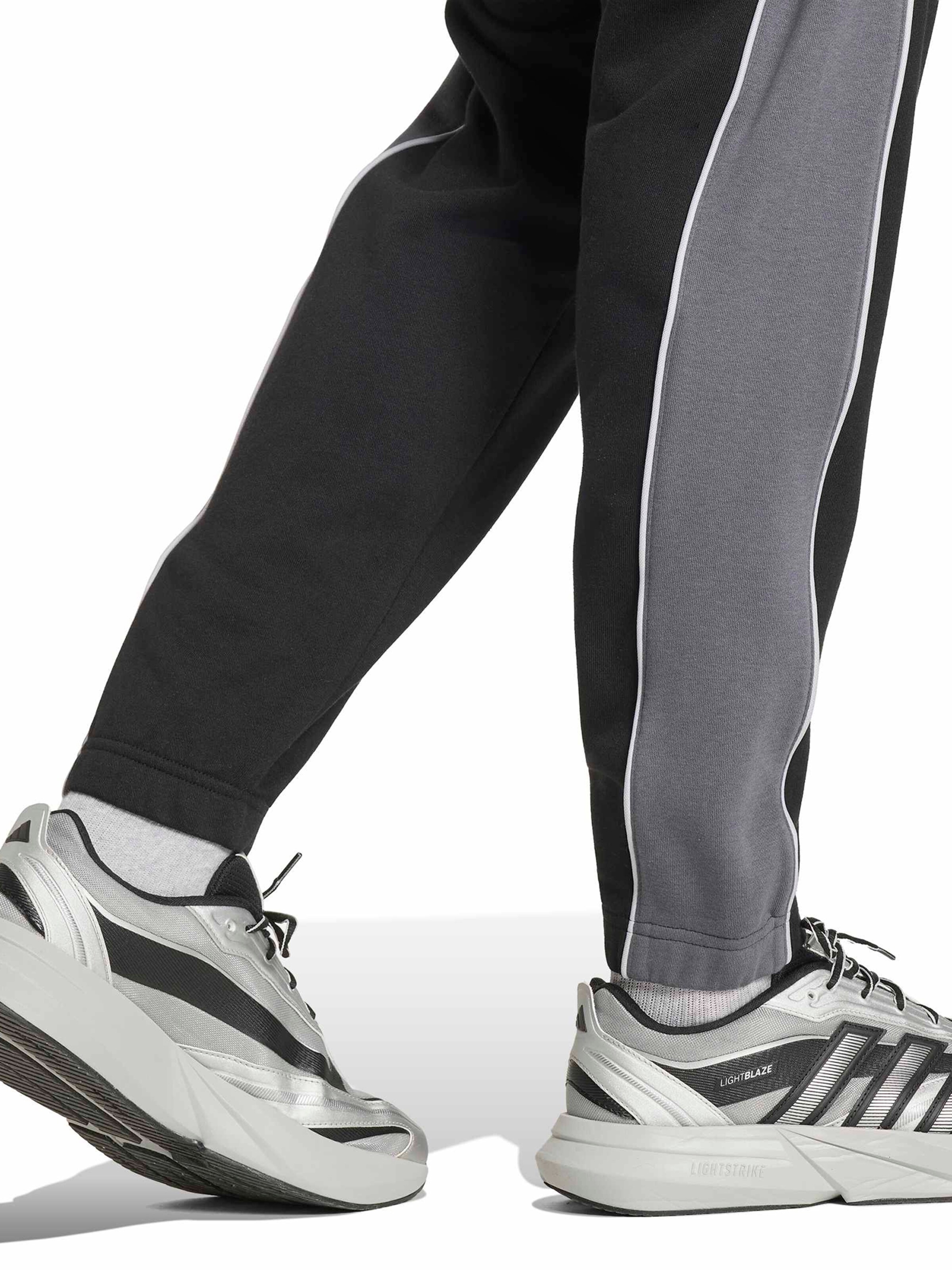 ADIDAS SPORTSWEAR Дънки Tapered Leg Спортен панталон в черно